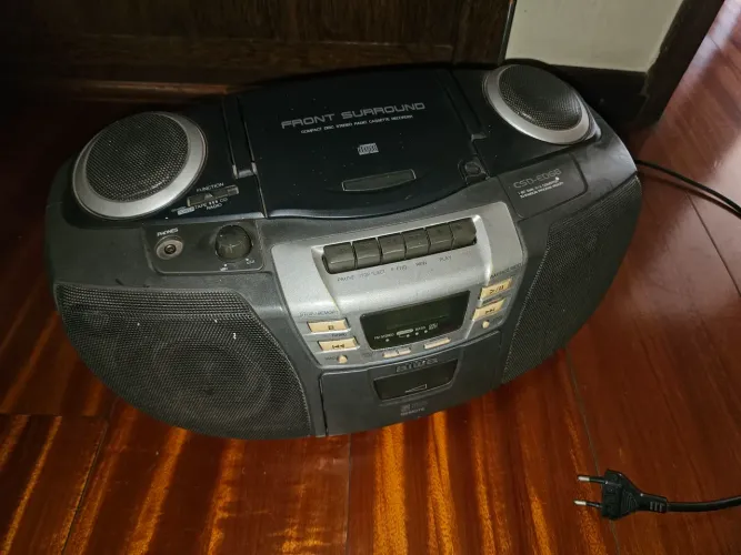 Mini system Aiwa com defeito.