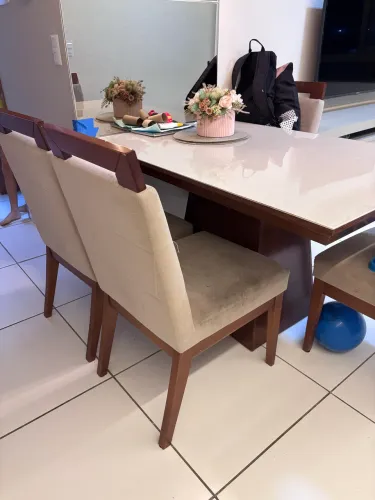 Mesa e 4 cadeiras
