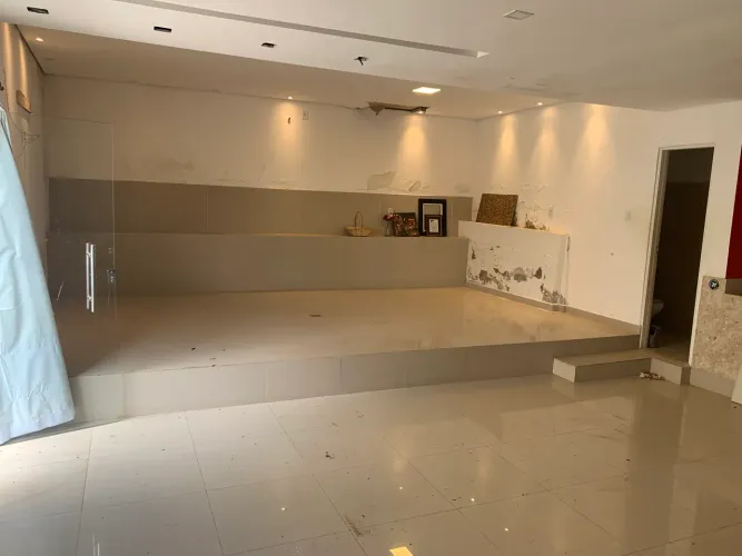 Vendo uma Casa e um Escritório na frente