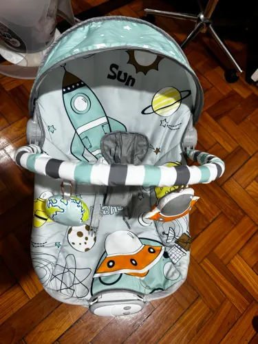 Cadeira de descanso e balanço infantil.