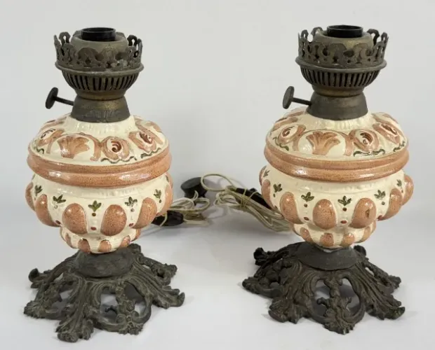 Par Antigos abajur cerâmica policromada detalhes alto relevo Base metal patinado