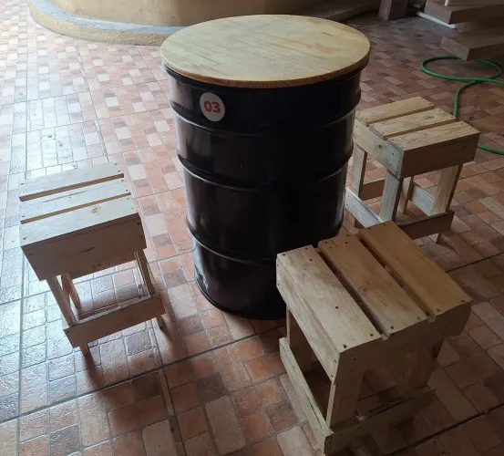 Mesas + cadeiras + armário de ferramentas
