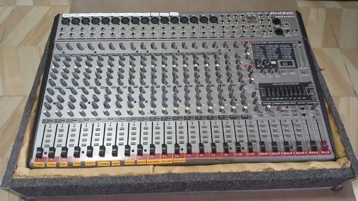 Mesa de som phonic 24 canais com case
