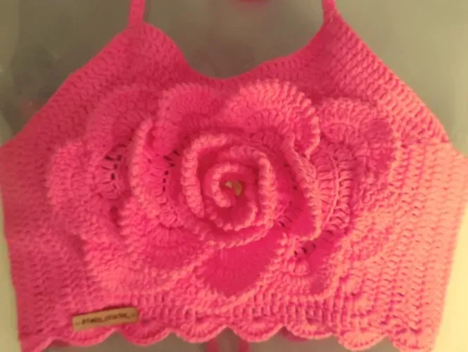 Cropped Top de Crochê Frente Única Cor Rosa com Flor 3D