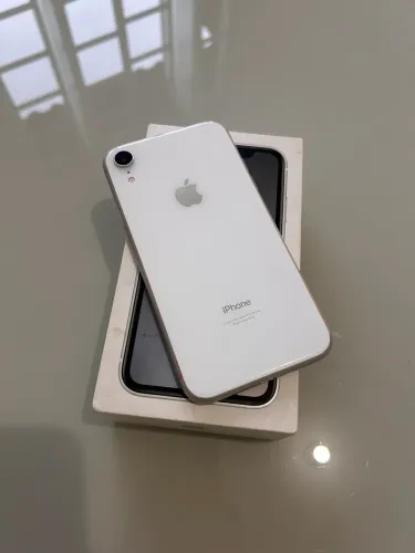 iPhone XR branco 128 gigas 