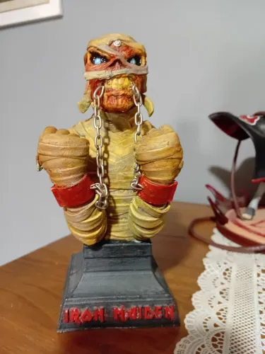 Iron maiden busto de resina
