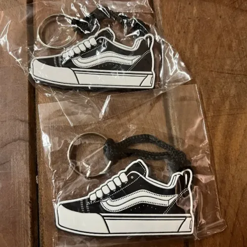 2 chaveiro vans knu skool preto