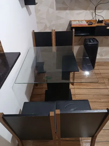 VENDO MESA DE VIDRO COM 4 CADEIRA