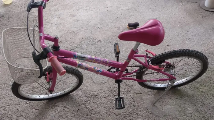 Bicicleta em bom estado, aro 20 pra menina.