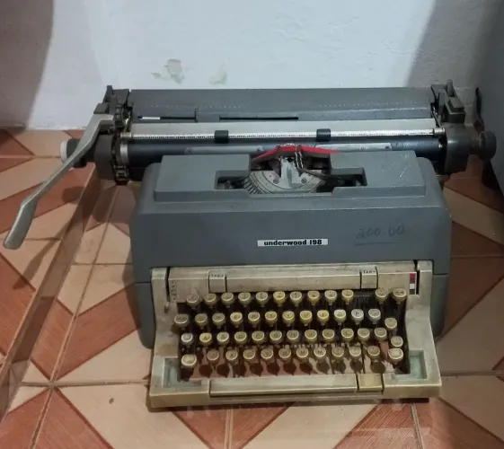 Máquina de escrever Underwood 198