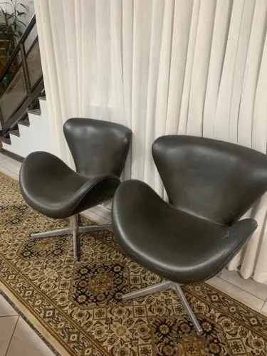 Par de Poltronas Estilo Swan - Design Atemporal e Estrutura Premium