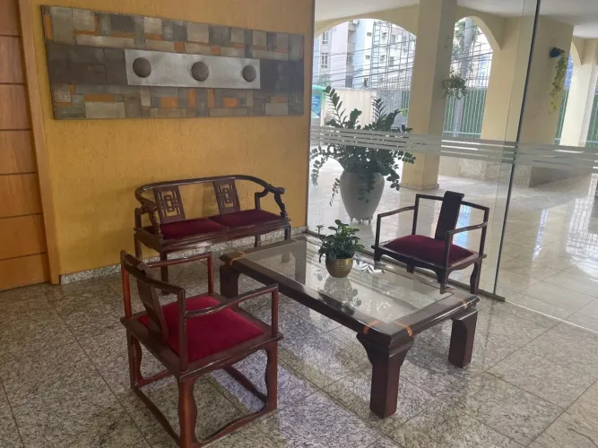 Vende-se jogo de sofá de madeira e mesa de centro
