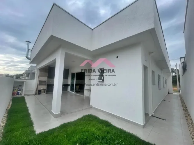 Casa à venda no Condomínio Moema Ville em Pindamonhangaba/SP.