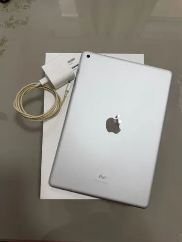 IPad 9ª geração - Incluso caneta, capinha, carregador original e na caixa