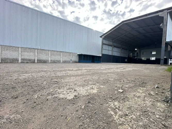 Galpão de 650m² com 150m² de escritórios e pátio de manobra