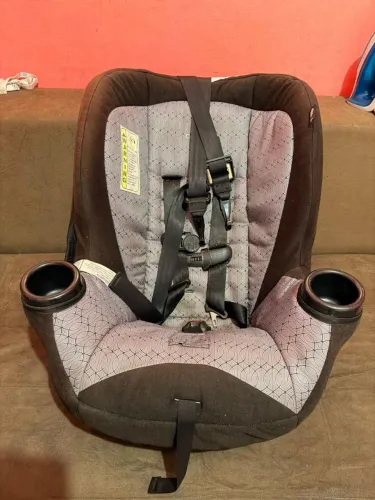 Cadeirinha de carro para bebe usada usada apenas com uma criança