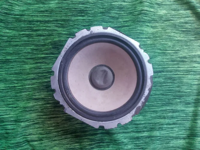 1 alto-falante médio de 4 polegada de boca de impedância 3 ohm.