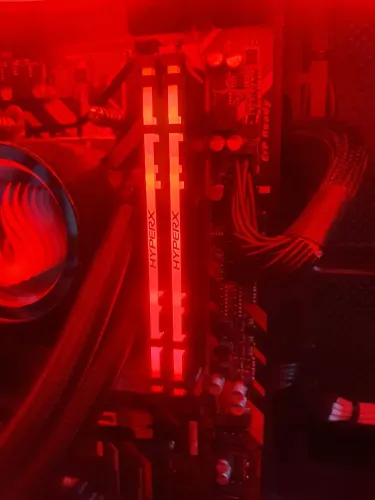 Memória RAM DDR4 Kingston 16GB (2x8GB) com rgb