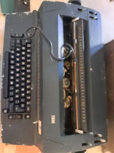Máquina de escrever elétrica IBM