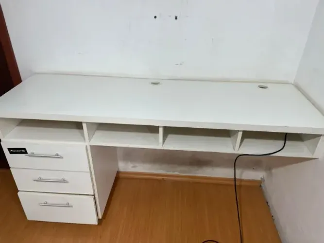 Escrivaninha com 3 gavetas e com 4 nichos . feito sob encomenda.