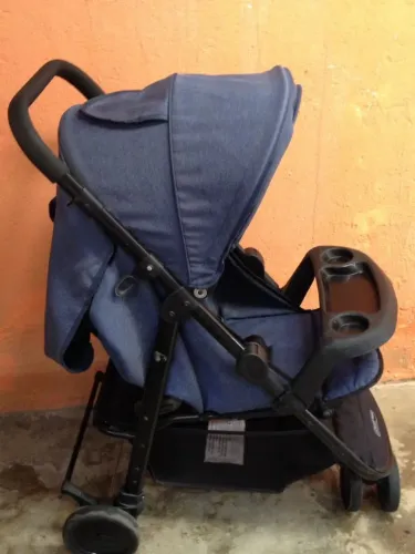 Carrinho de bebê azul marinho está guardado precisa higienizar .sem rasgo