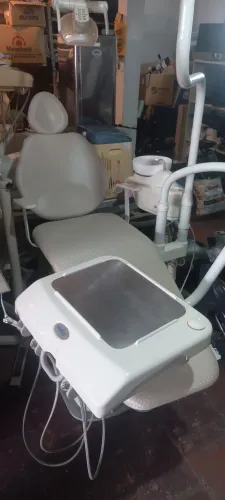 Cadeira odontológica Gnatus com braço acoplado 