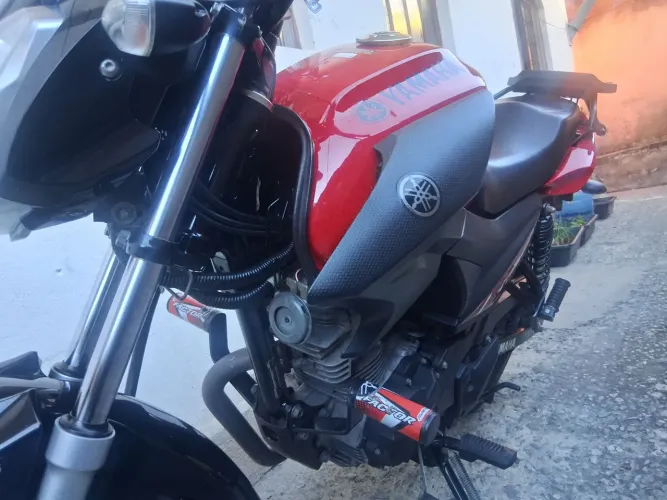 Moto vermelha facto 