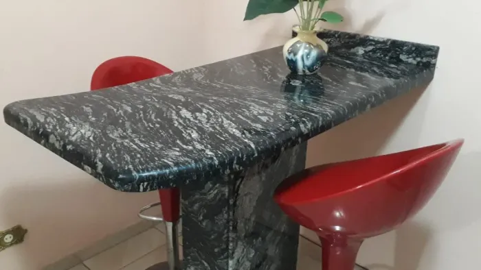 Bancada em Granito Preto Indiano - Duas banqueta de brinde