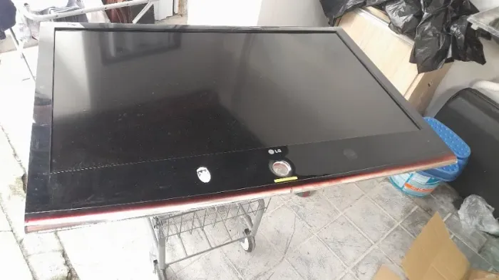 TV LG de 42 polegadas. Não liga. Ideal para técnico, eletrônica ou retirada de peças.