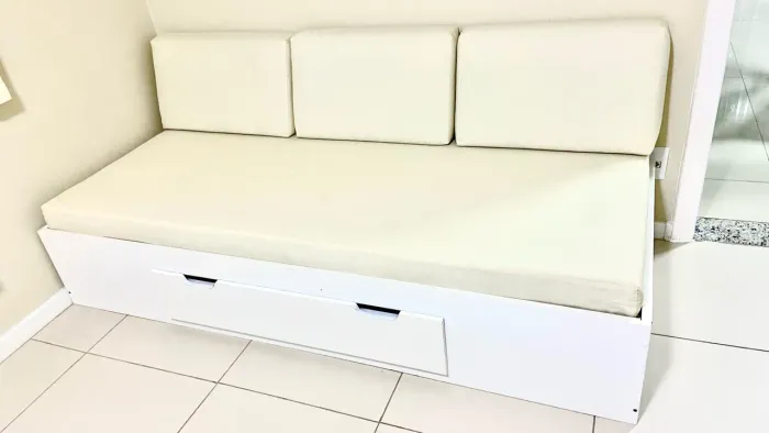 Sofá-Cama em MDF Branco com Gaveta + Colchão e Encosto