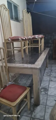 Mesa de madeira maciça  com tampo de vidro para 08 cadeiras 