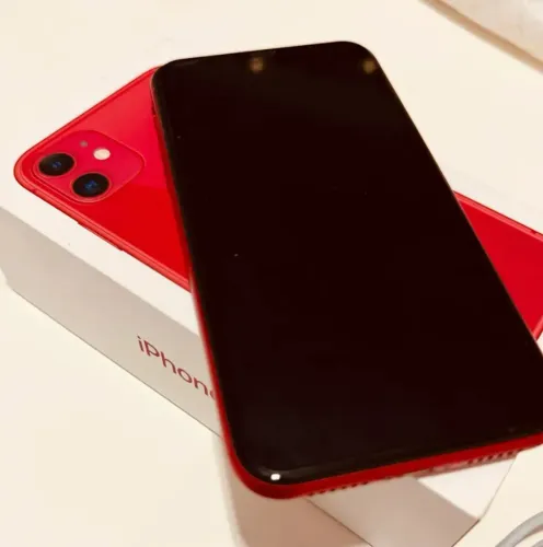 iPhone 11 vermelho e preto 
