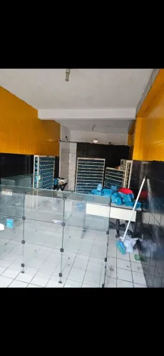 4 metros de balcão de vidro