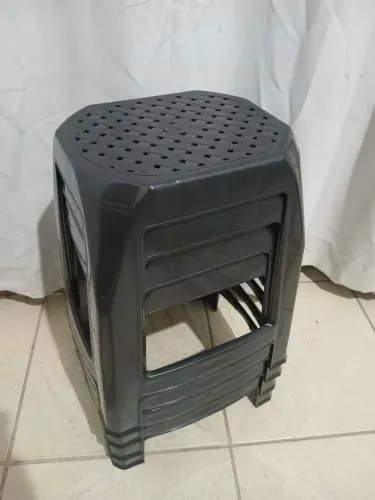 Quatro Banquetas Plástica NOVA