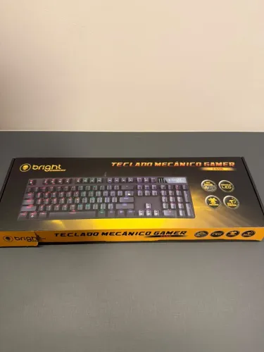 Teclado mecânico gamer Bright Tank ? iluminação LED, teclado numérico e caixa.