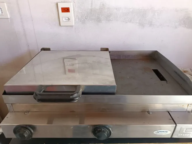 Chapa lanches 60 cm 2 acendedores pouco usada