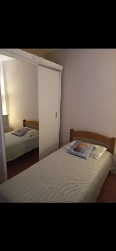 Cama de Solteiro com colchão - Madeira