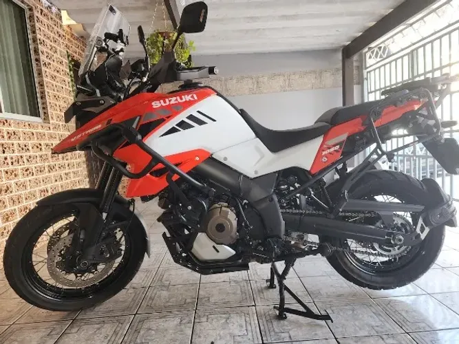 Vendo Vstron 1050 XT único dono, pneus novos sem uso, óleo trocado sem uso.
