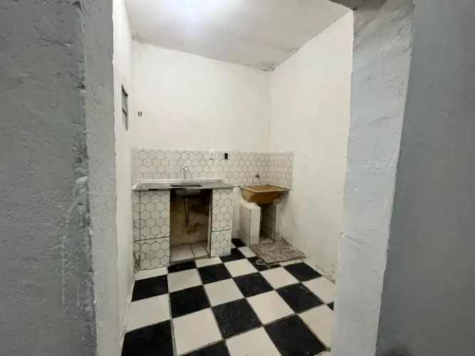 Aluga se casa com 3 cômodos .