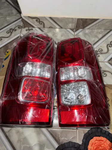 Vende-se um radiador da S10 diesel um engate e um par de lanternas