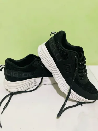 Tênis preto e branco