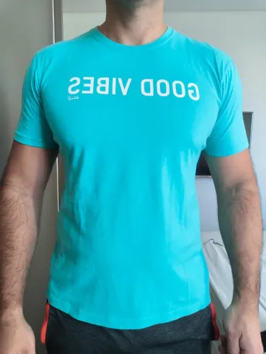 Desapegando Camiseta Khelf Azul logo Good Vibes tamanho M
