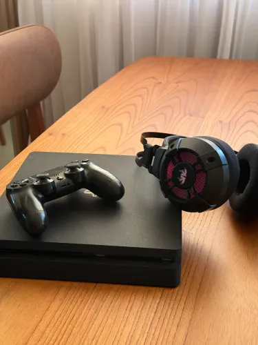 Ps4 slim - 500gb - com headset