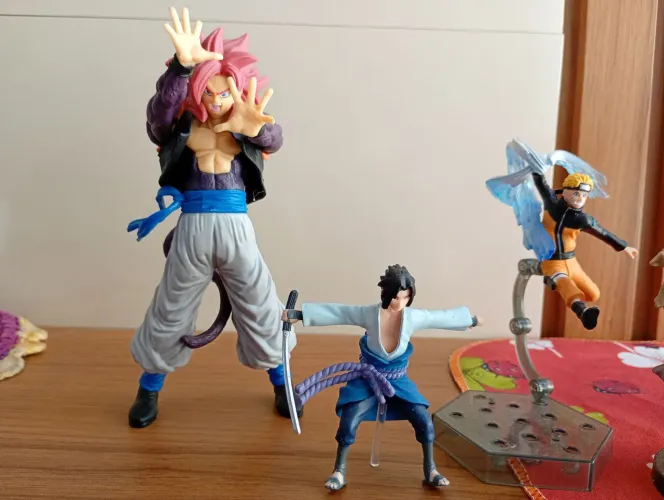 Bonecos dragonball e Naruto pra coleção
