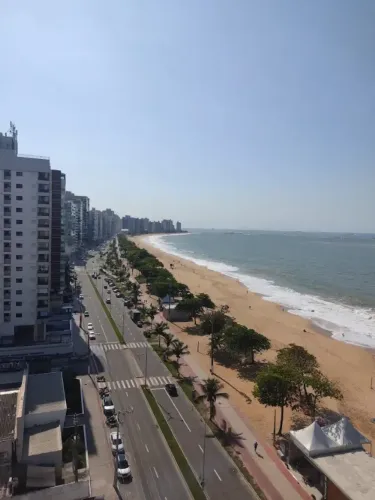 Alugo quarto para menina, predio frente pro mar!