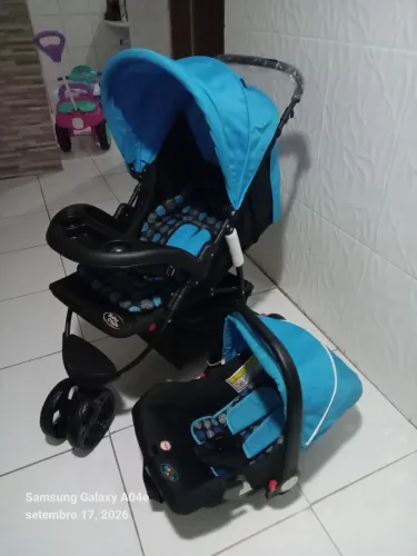 Carrinho de bebê e bebê conforto novinhos