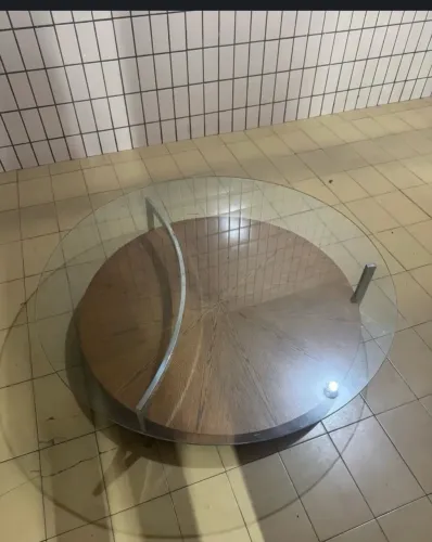 Mesa de centro redonda tampo de vidro, base de madeira e estrutura em inox