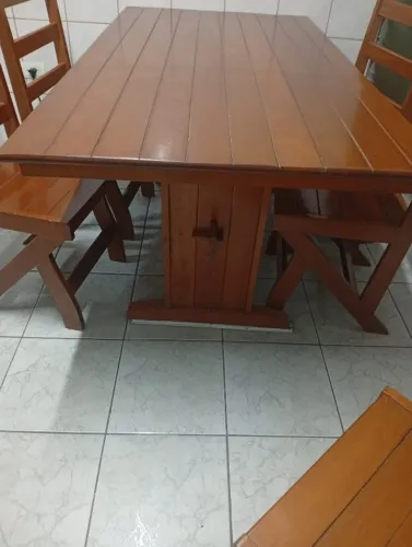 Mesa de madeira com 6 cadeiras