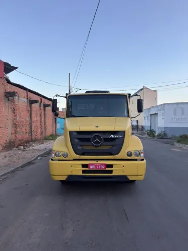 Caminhao top perfeito bem conservado midelo artron 2015 Mercedes bens