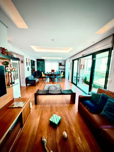 Apartamento a venda em Moema, com 3 suites, 3 vagas de garagem e deposito